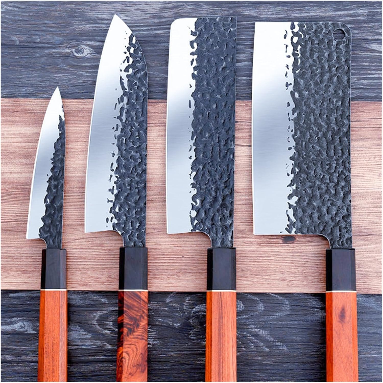 Set de cuchillos japoneses sobre fondo de madera