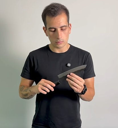 Rodrigo KatShin inspeccionando cuchillo